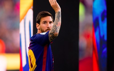 冠竞体育-佩德里和球迷互动太有爱